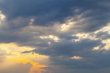 Yaz aylarında dramatik fırtınalı bulut