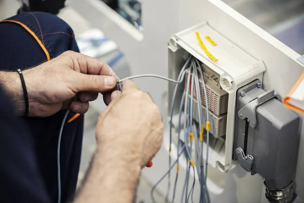 Eletricista Conectando Fios Para Caixa Junção — Fotografia de Stock