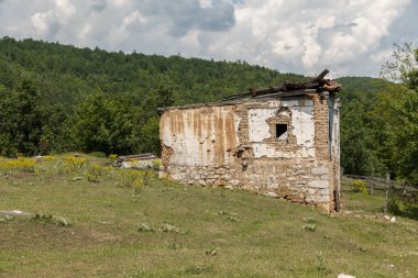 Dağlardaki eski harabe ev