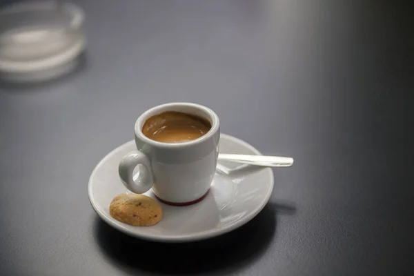 Café Esspreso Con Galletas Sobre Mesa Negra —  Fotos de Stock
