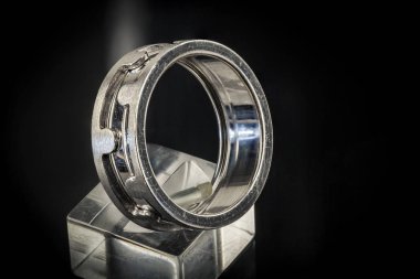 izole, altın alyans yakın çekim