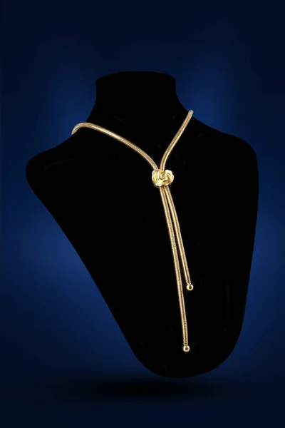 茶色の背景に金のネックレスをクローズ アップ — ストック写真
