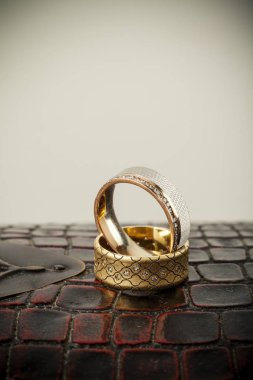 izole, altın alyans yakın çekim