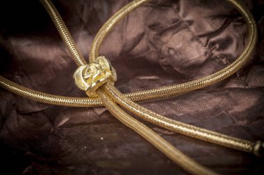 altın kolye kahverengi bir arka plan üzerinde Kapat