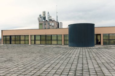 düz çatı üzerine su deposu