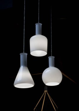 Siyah bir arka plan arka plan beyaz lamba