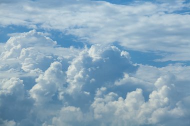 Mavi gökyüzü fırtınalı bulut