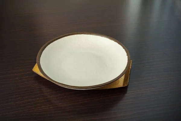 Plato Blanco Vacío Una Mesa Madera Cerca — Foto de Stock