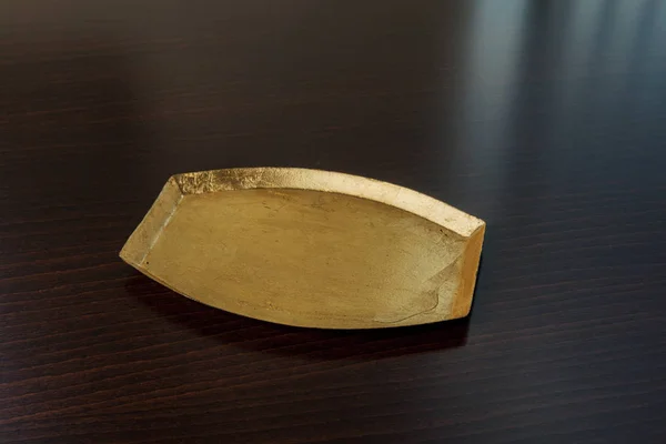 木製のテーブルに空のゴールド プレート — ストック写真