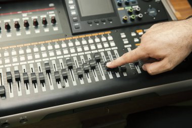müzik karıştırıcı üzerinde çalışan, yakın çekim
