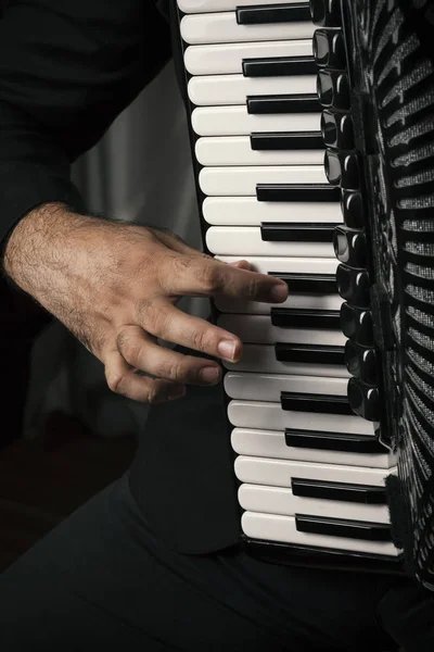 Mann Spielt Ziehharmonika Aus Nächster Nähe — Stockfoto