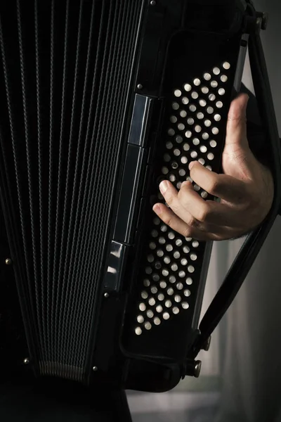 Mann Spielt Ziehharmonika Aus Nächster Nähe — Stockfoto