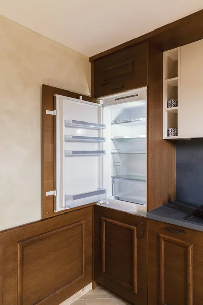 Réfrigérateur Vide Dans Cuisine Bois — Photo