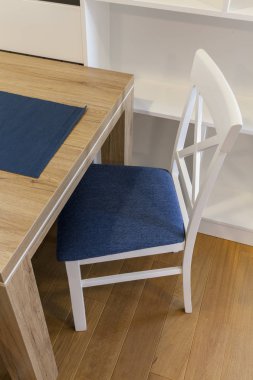 Beyaz ahşap masa ve sandalye, yakın çekim