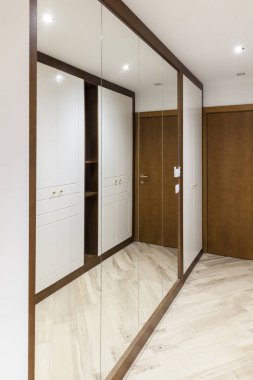 Koridorda aynalar ile dolap 