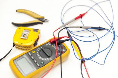Voltmetre, pense ve ölçüm bandı, kapat