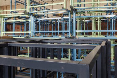 yığın üzerinde metal konstrüksiyon