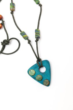 ahşap ve halattan yapılmış kolyeler