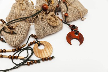 ahşap ve halattan yapılmış kolyeler