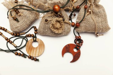 ahşap ve halattan yapılmış kolyeler