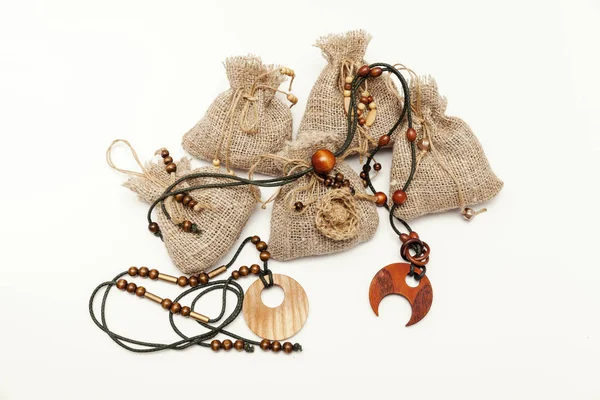 Náhrdelníky ze dřeva a provazů — Stock fotografie