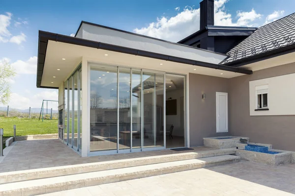 Terraza acristalada en el campo — Foto de Stock