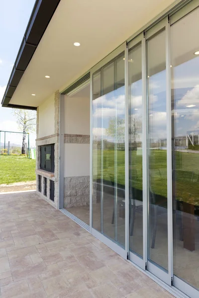 Terraza acristalada en el campo — Foto de Stock