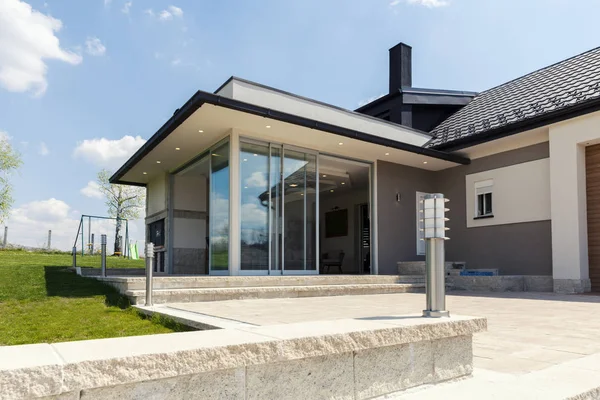 Verglaste Terrasse im Grünen — Stockfoto