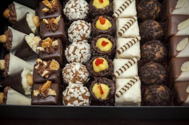 plaka üzerinde küçük kek