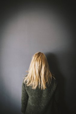 Duvara bakan kadın.