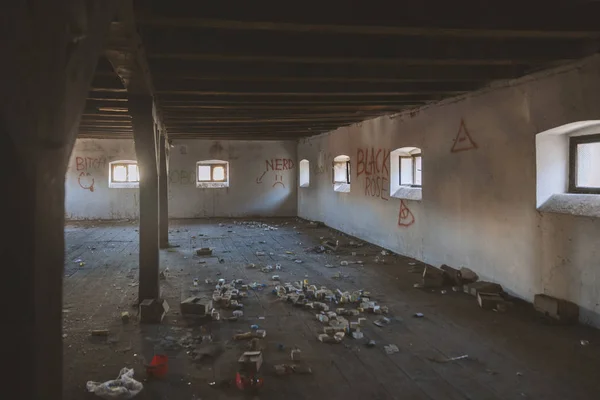 不気味な古い放棄倉庫 — ストック写真