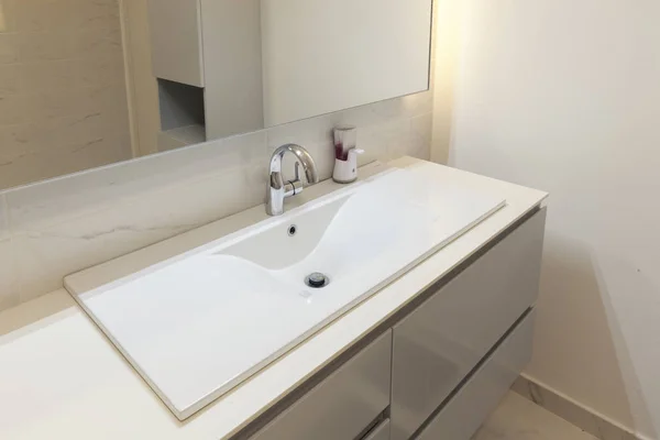 Modern bir banyoda lavabo ve ayna — Stok fotoğraf