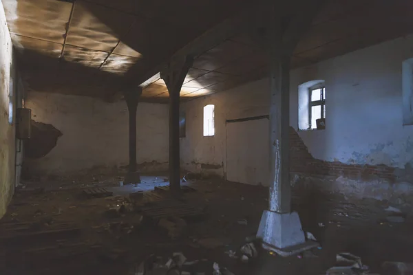 소름 오래된 버려진 창고 — 스톡 사진