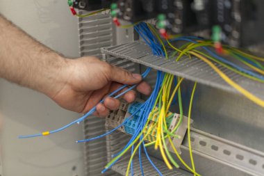 kontrol paneli üzerinde elektrikçi bağlantı teli