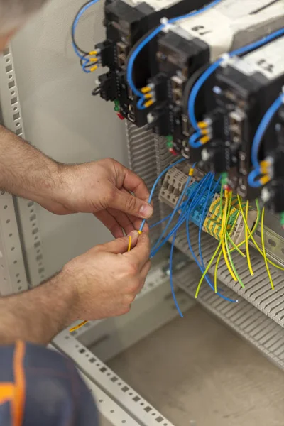 Eletricista fio de conexão no painel de controle — Fotografia de Stock