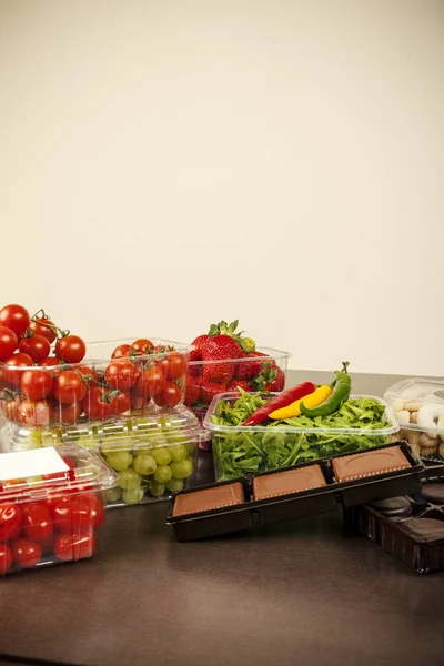 水果和蔬菜的塑料包装 — 图库照片