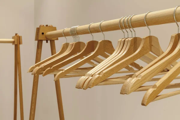 Cabides de madeira vazios para roupas — Fotografia de Stock