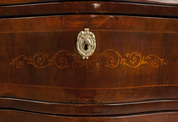 Detail starého starožitného nábytku se zámkem — Stock fotografie