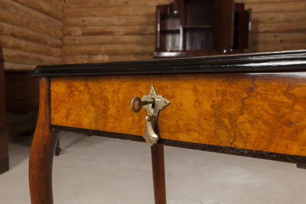 Detalj av gamla antika möbler med lås — Stockfoto