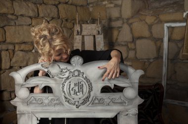 boya fırçası ile orta yaşlı kadın