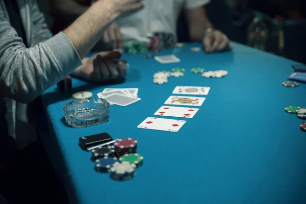 Texas Poker spielen — Stockfoto