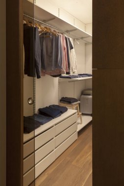 Gardırop yatak odasında.