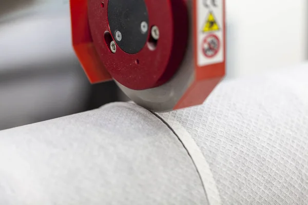 Paper roll machine cutting paper — Stock Photo, Image