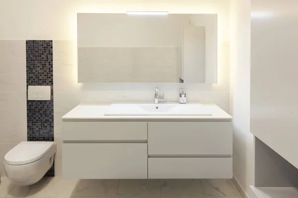 Modernes Badezimmer mit großem Spiegel — Stockfoto