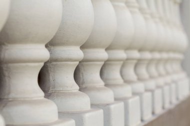 çit üzerinde beton sütunlar