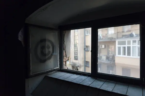 Вид з темного складу через вікно — стокове фото