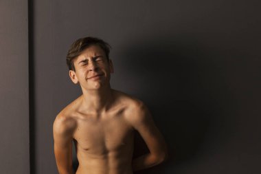 Akne sorunları ile genç çocuk portre