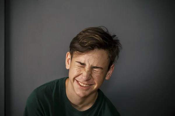 Retrato de menino com problemas de acne — Fotografia de Stock
