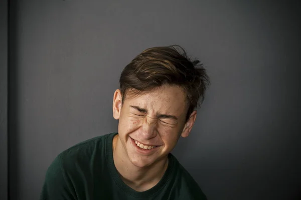 Portrait de jeune garçon avec des problèmes d'acné — Photo