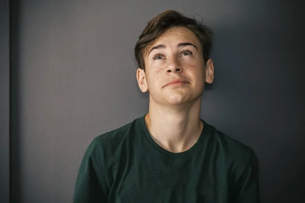 Ritratto di giovane ragazzo con problemi di acne — Foto Stock